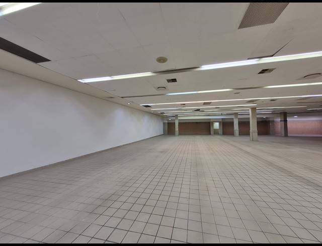 2,222M² RETAIL TO LET IN CRAIGHALL PARK